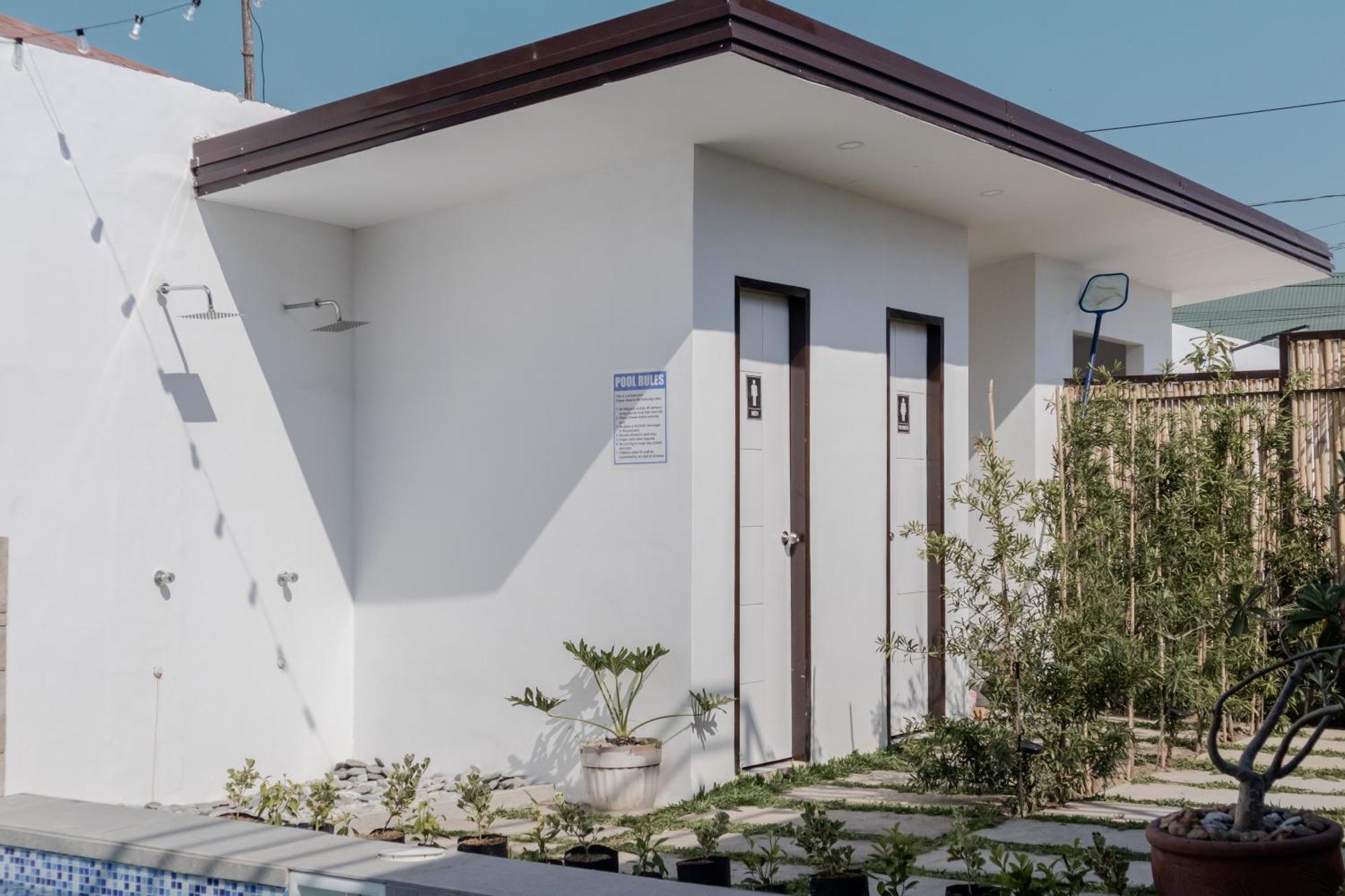 A Poolside Cafe Resort Magalang エクステリア 写真