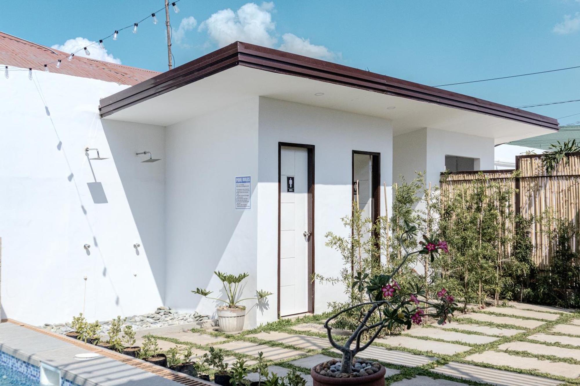 A Poolside Cafe Resort Magalang エクステリア 写真